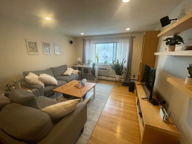 Building Photo - 6/1 Spacious 2BR condo on Brighton/Brookline line