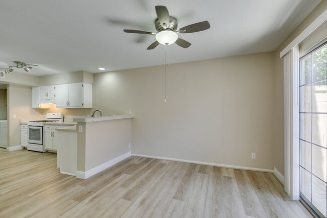 Building Photo - Stylish 2-Bedroom Townhome in Green Valley with Modern Upgrades & Prime Location!