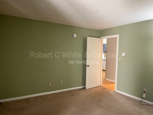 Building Photo - 7 F Country Squire Dr