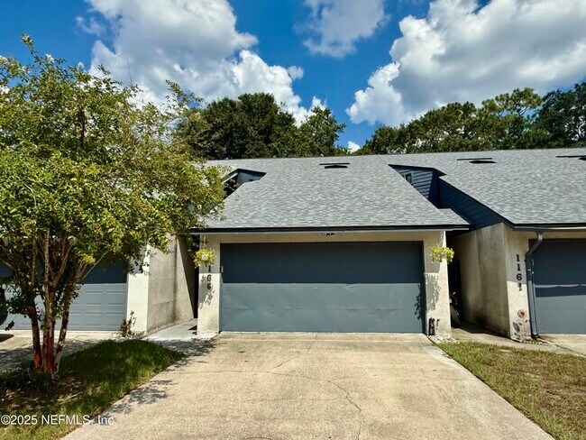 Primary Photo - 1165 Fromage Cir E