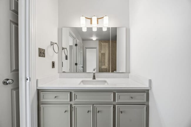 Building Photo - 709 Orchard Ln