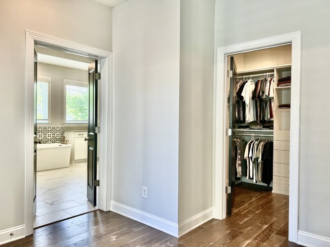 Building Photo - LUXURY TOWNHOME near Southend