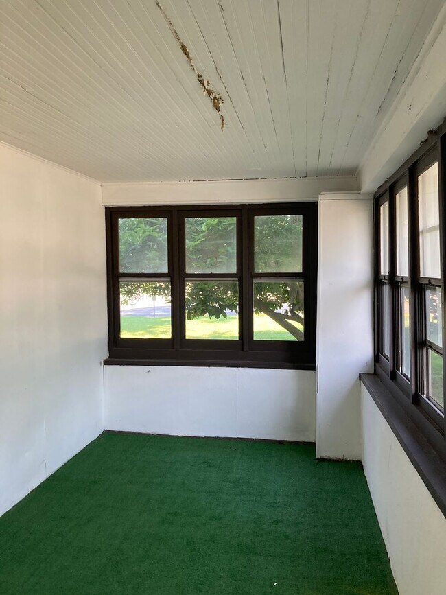 Building Photo - 3 bedroom with a bonus room! Nice enclosed sun porch!