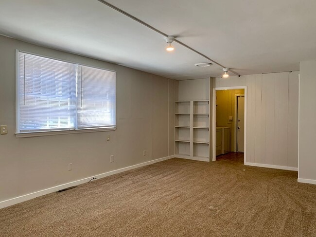 Building Photo - 608 Willard Pl