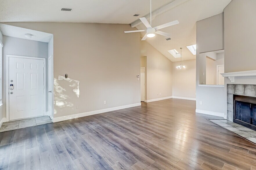 Building Photo - 1162 Hemlock Dr