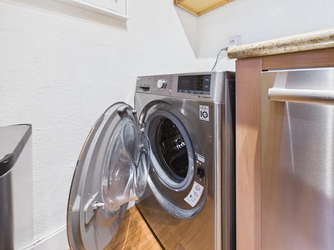 Building Photo - APT 121