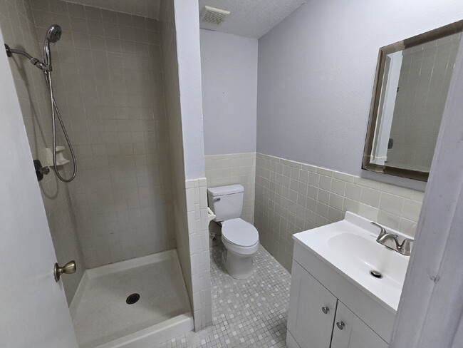 Building Photo - 2 bed, 2 bath duplex in New Port Richey