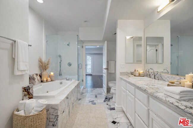 Building Photo - 353 S Reeves Dr