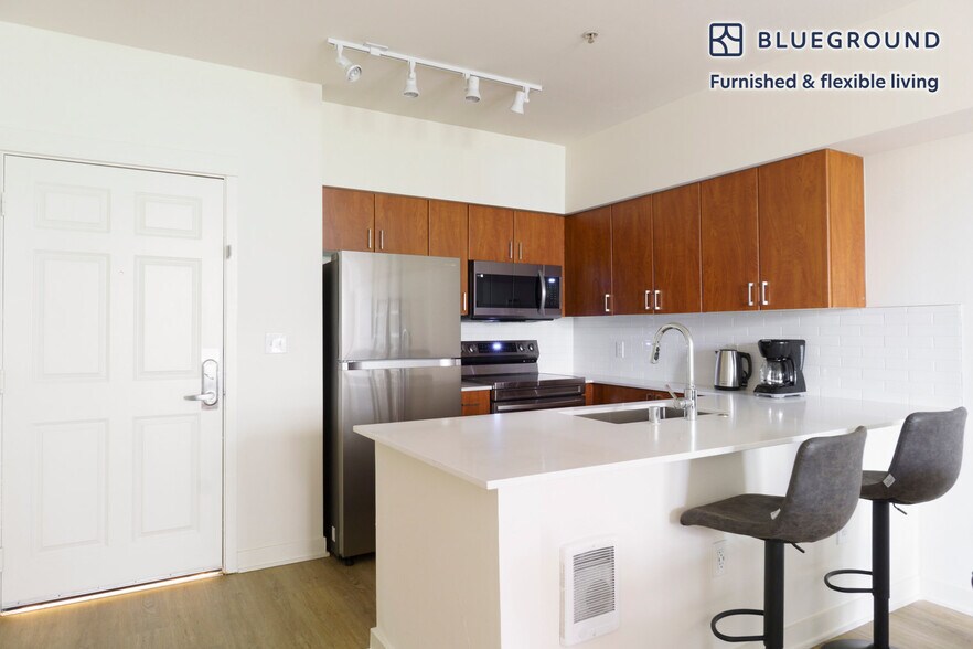 Building Photo - 11000 NE 10th St