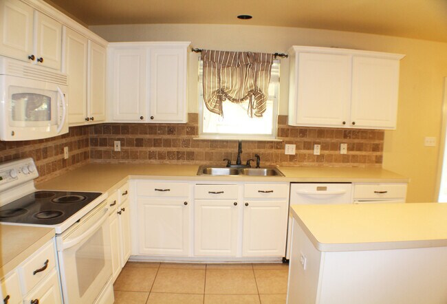 Building Photo - Beautiful Rental now available in Thistle ...