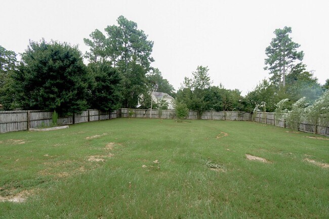 Building Photo - 3 Bedroom 2 Bathroom with Garage