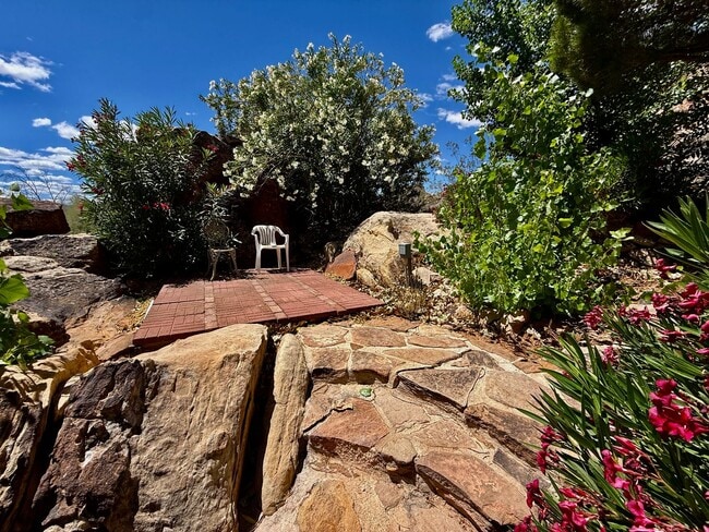 Building Photo - Distinctive and Spacious 5-BR Home in Bloomington