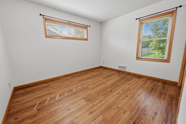 Building Photo - 3 Bedroom 1 Bath Home in St. Joseph!