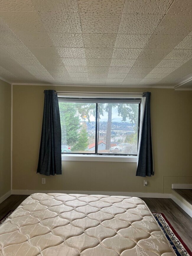 Building Photo - Renton 2 bedroom 1 bath home available now!