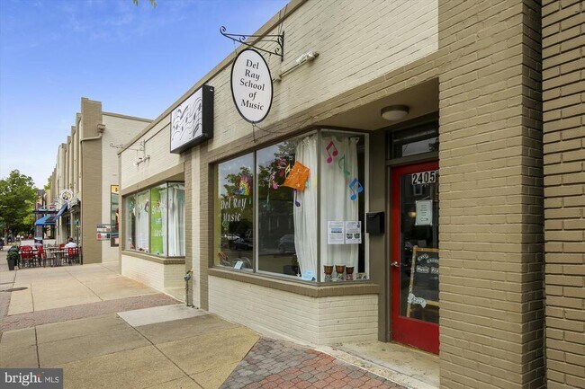 Building Photo - 409 E Raymond Ave