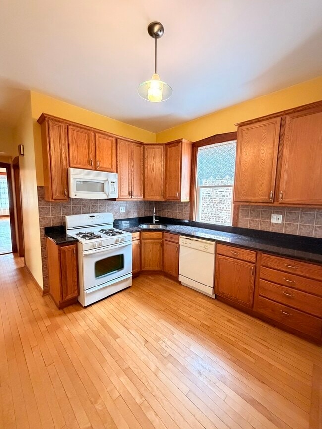 Building Photo - 2613 W Walton St