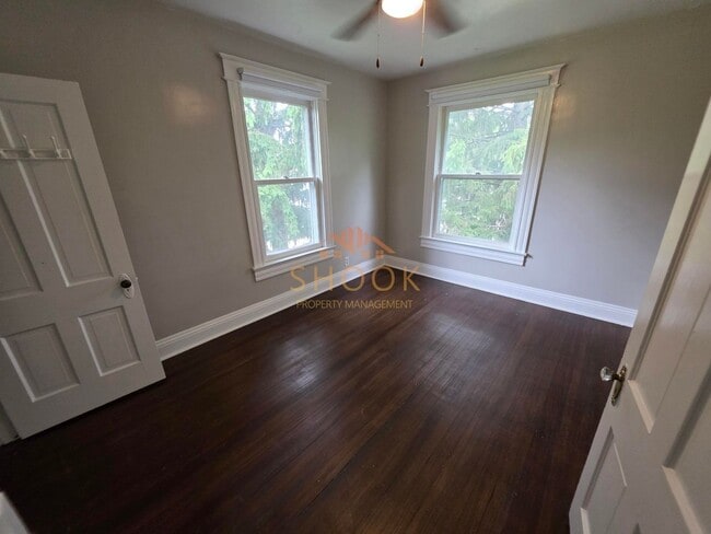 Building Photo - Well-Maintained Historic 4 BR Home Close to Campus! Lawn Mowing Included!