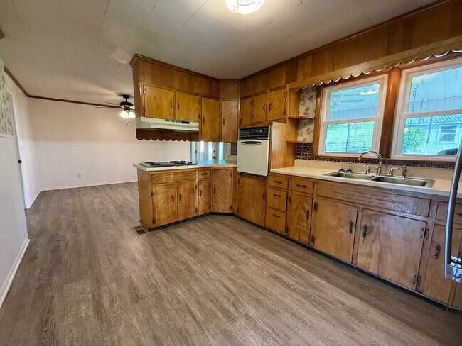 Building Photo - 2459 Middlesettlements Rd