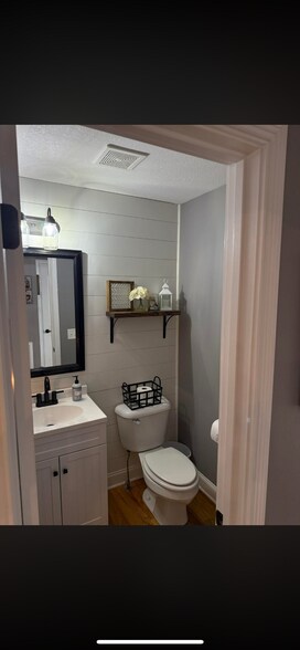 Building Photo - 812 Carousel Ct