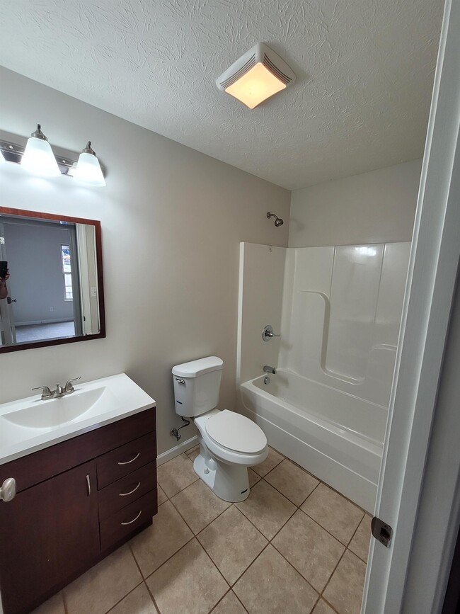 Building Photo - 2013 Paris Rd