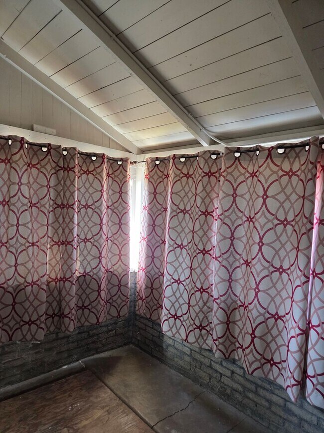 Building Photo - Two bedroom Charmer