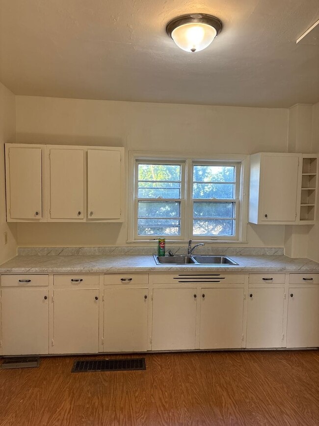 Building Photo - SPACIOUS 4 BEDROOM HOME READY TO WELCOME YOU