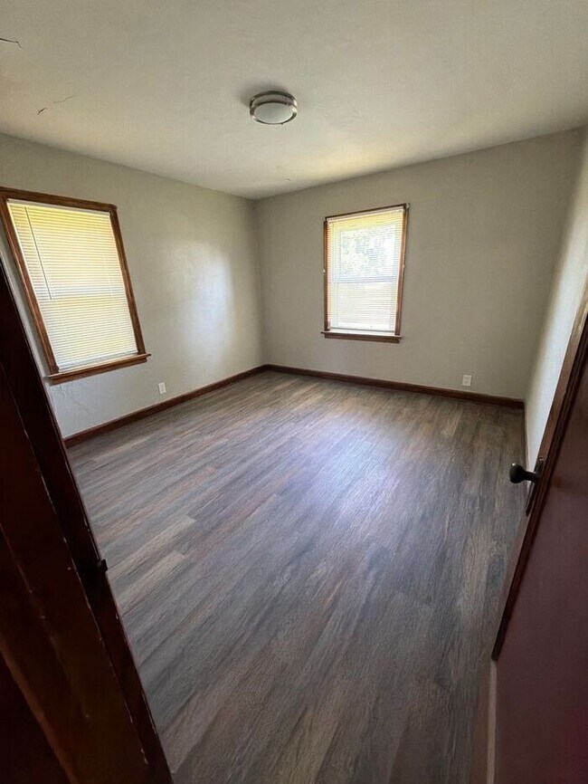 Building Photo - Rare Opportunity! 4 bed, 1 bath home on large lot!