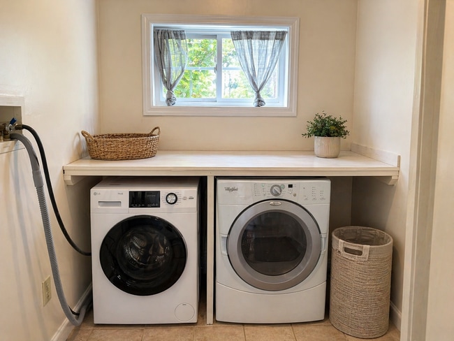 Building Photo - Beautiful 3 Bedroom Townhome in Lancaster - First Floor Washer/Dryer!