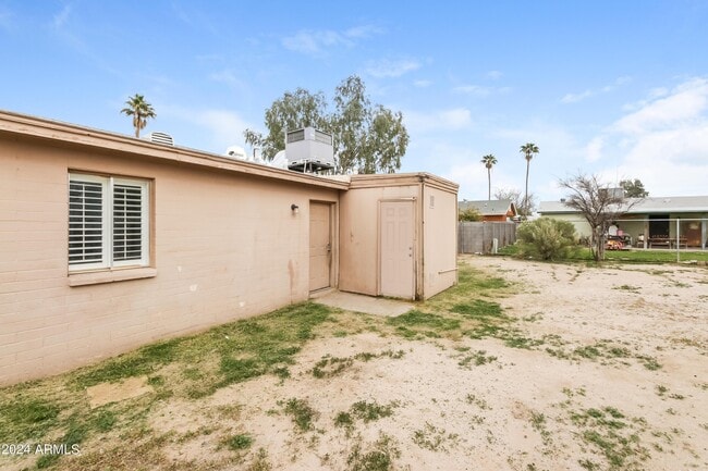 Building Photo - 1227 E Wayland Dr