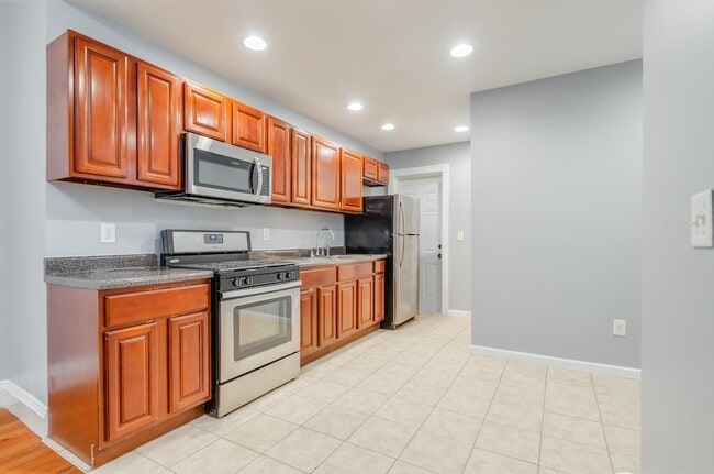 Building Photo - 396 Union St