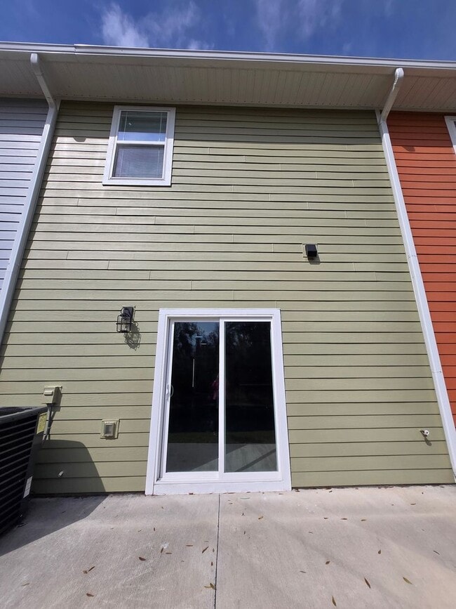 Building Photo - Eagle Trace Townhomes | 3BR/3.5BA | 2.3 Miles to UF– New Construction