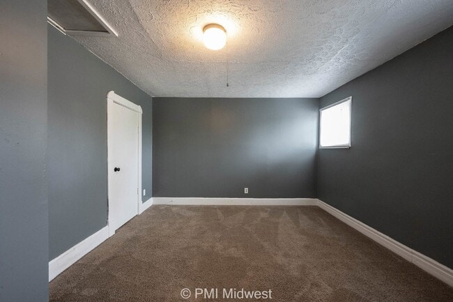 Building Photo - Charming 2 Bed Duplex in Indianapolis with Spacious Layout and Prime Location!