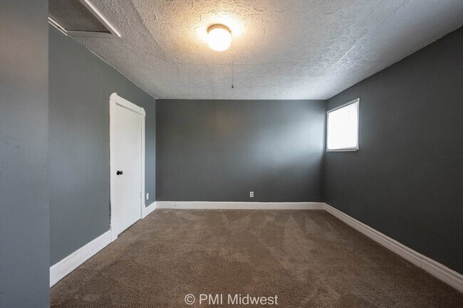 Building Photo - Spacious 2 Bedroom, 1 Bathroom Two-Story Duplex!