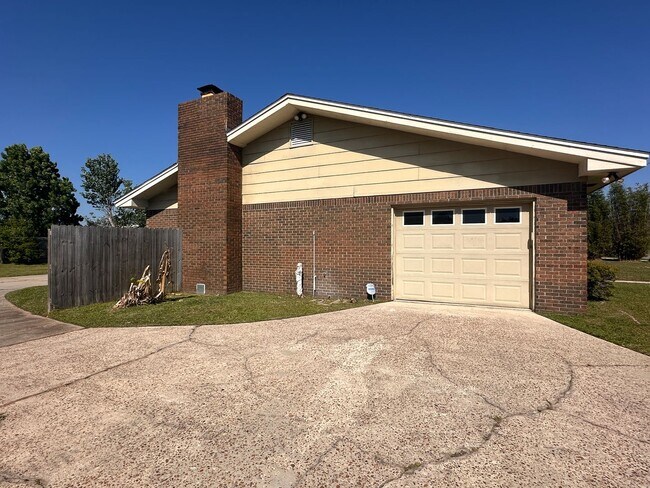 Building Photo - Adorable move-in ready home 3 bedroom 2 bath