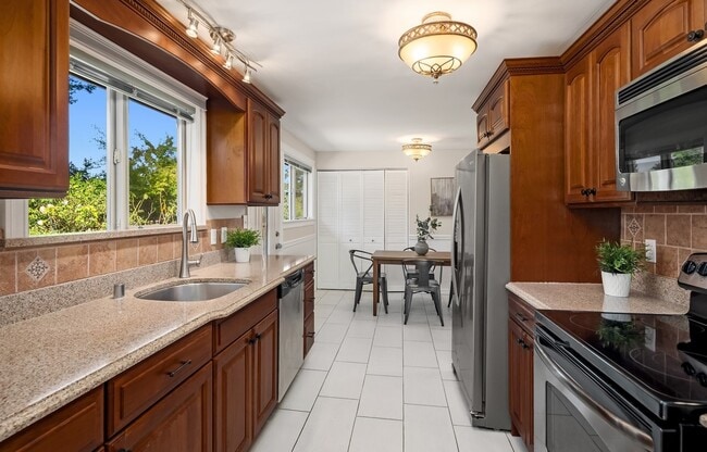 Building Photo - 12634 SE 30th St