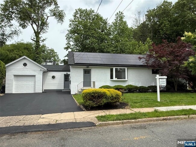 Primary Photo - 41 Woods Ave