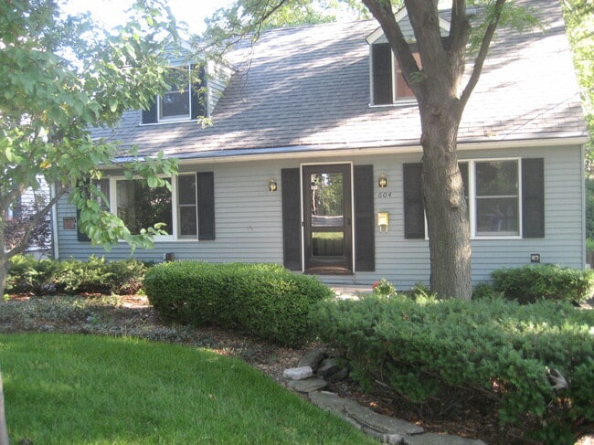 Building Photo - 604 Elm St