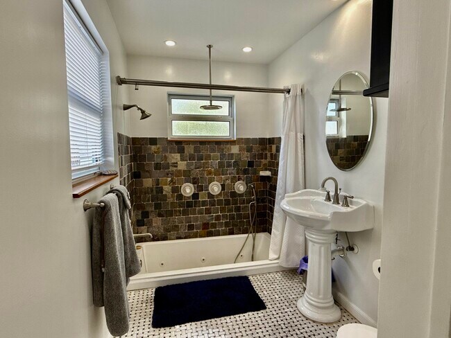 Building Photo - 4540 SW 28th Terrace