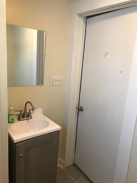 2nd Flr Full Bath - 13310 S Brandon Ave