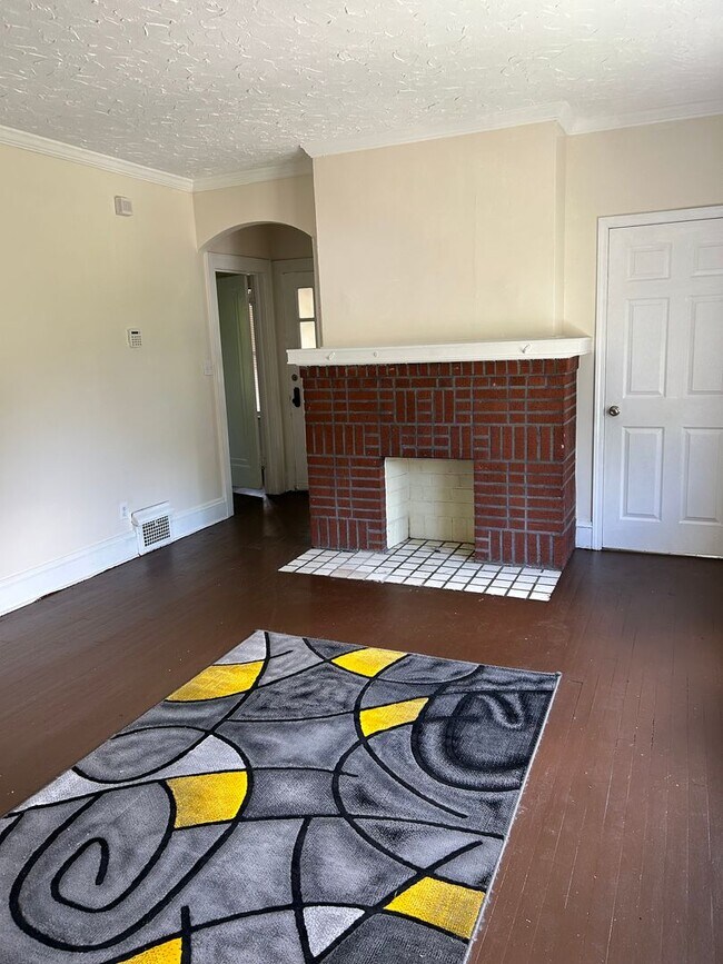 Building Photo - Spacious 3-Bedroom, 2-Bath First Floor  Ap...