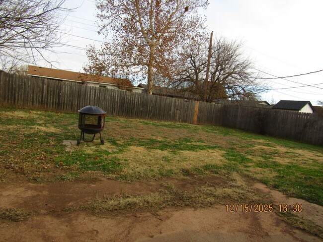 Building Photo - Nice home in the Woodland Hills Area!