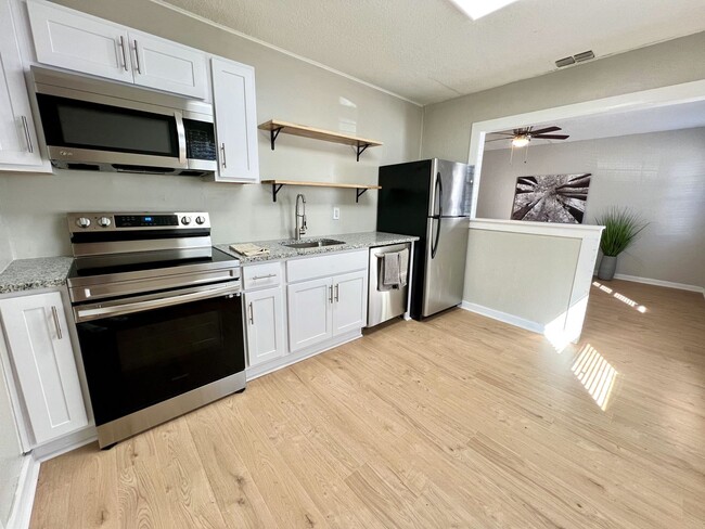 Building Photo - Renovated 2 Bedroom Jacksonville Heights D...