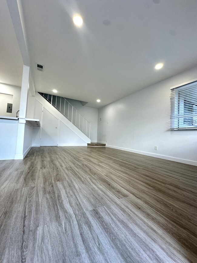 Building Photo - 906 E Tiffany Dr