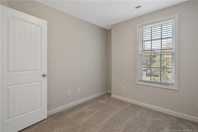 Building Photo - 393 Hicks Ave