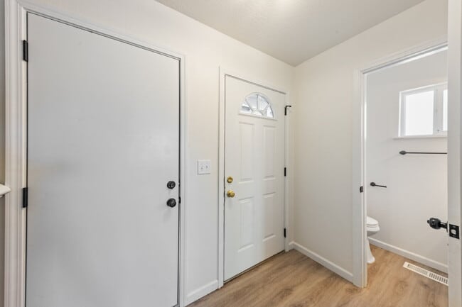 Building Photo - Newly Remodeled 3 bedroom Home