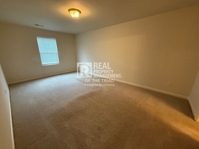 Building Photo - 3918 Vershire Ave