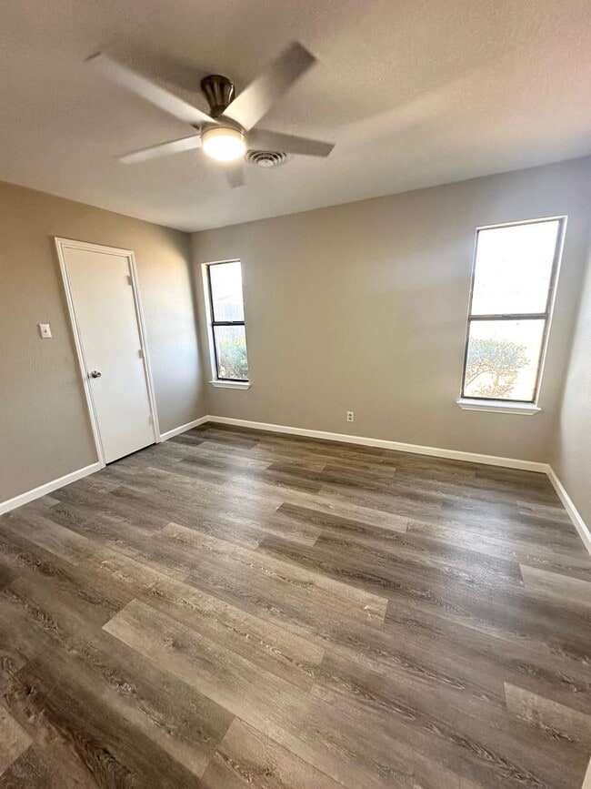 Building Photo - 3 Bedroom 2 Bathroom Available ASAP!