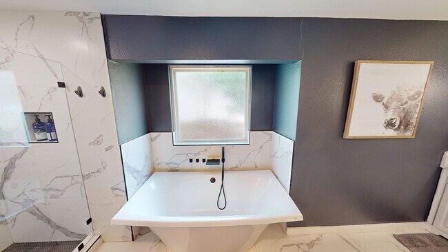 Building Photo - 430 Peninsula Dr