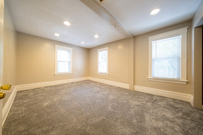 Building Photo - 2654 N Vincent Ave