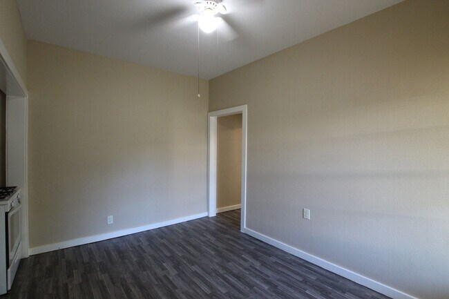 Building Photo - Available! 1 Bedroom, 1 Bath in Tyler!